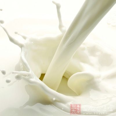 牛奶中含有較多的鈣，也可降低人體對膽固醇的吸收