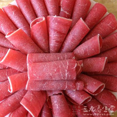 將牛肉切成100克左右的大塊 將牛肉切成100克左右的大塊