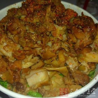 將烤肉炙子燒熱後,用生尾油擦一擦 將烤肉炙子燒熱後,用生尾油擦一擦