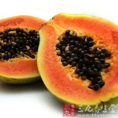 木瓜洗淨去皮切塊,檸檬洗淨切兩片 木瓜洗淨去皮切塊,檸檬洗淨切兩片