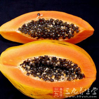 選取新鮮熟透木瓜,去皮、去核,切成大塊狀,備用 選取新鮮熟透木瓜,去皮、去核,切成大塊狀,備用
