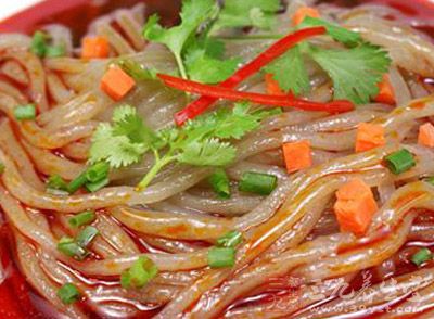 酸辣粉”是重慶、四川城鄉間廣為流傳的傳統名小吃 酸辣粉”是重慶、四川城鄉間廣為流傳的傳統名小吃