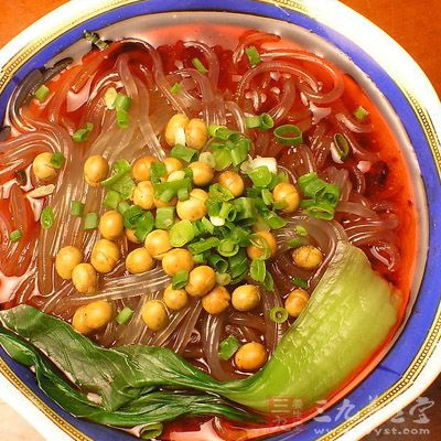 想吃酸辣粉第一步要熬高湯 想吃酸辣粉第一步要熬高湯