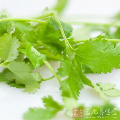 大蒜、生姜切末,酸豆角切小丁,香菜切小段 大蒜、生姜切末,酸豆角切小丁,香菜切小段