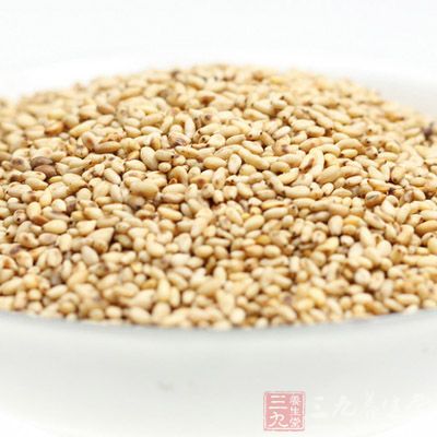 制作紅油:取小碗一只,放入辣椒粉和白芝麻 制作紅油:取小碗一只,放入辣椒粉和白芝麻