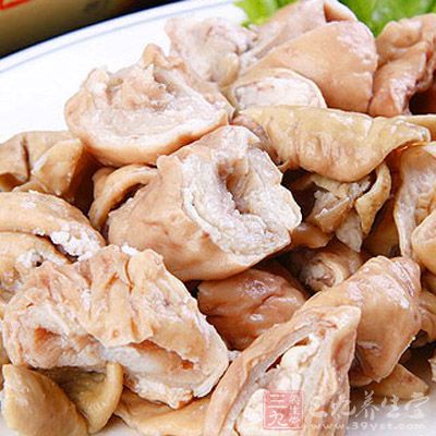 清洗好肥腸並切段待用 清洗好肥腸並切段待用