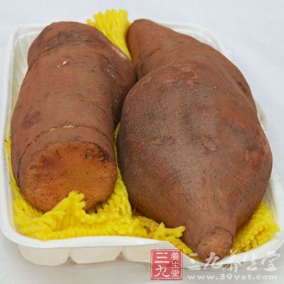 從土裡采雪蓮果出來後,只要把表皮土洗掉,削去皮 從土裡采雪蓮果出來後,只要把表皮土洗掉,削去皮