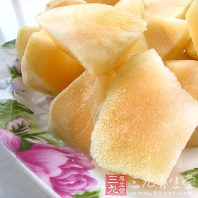 雪蓮果一個、紅蘿卜一根、牛腱半斤、雞爪兩對、水一升半 雪蓮果一個、紅蘿卜一根、牛腱半斤、雞爪兩對、水一升半