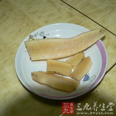 雪蓮果切塊黃瓜切片,把它們一起放入攪拌機加水攪拌 雪蓮果切塊黃瓜切片,把它們一起放入攪拌機加水攪拌