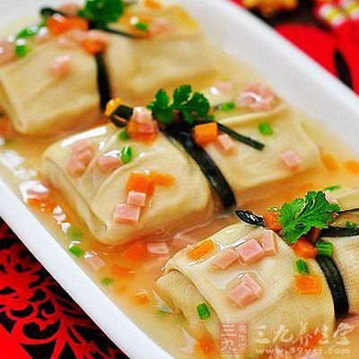 雞肉100克、蝦仁100克、豬腿肉100克、豆腐皮兩張 雞肉100克、蝦仁100克、豬腿肉100克、豆腐皮兩張