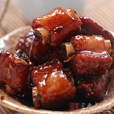 先將排骨切成喜歡的大小，熱鍋下油，爆炒到排骨微黃即可