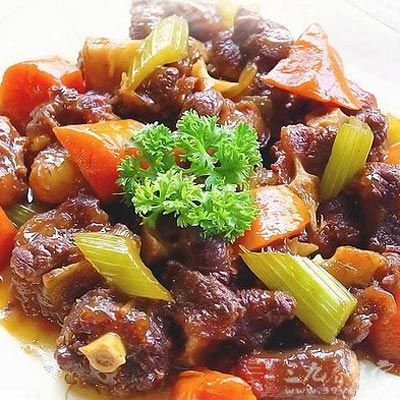 牛尾要按照骨節的位置切下去，用手很容易摸到骨節位置稍微軟一些