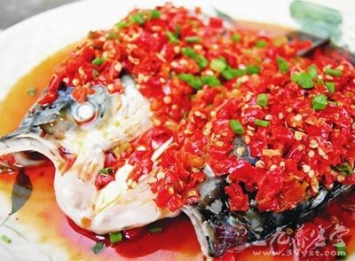 魚頭洗淨，拭干，剖開，對切成4大塊，用5大匙油將魚頭兩面煎黃盛出