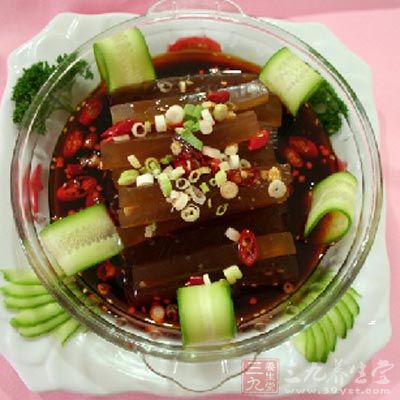將冬瓜選肉厚處用圓槽刀捅出14個圓柱形，皮不去掉