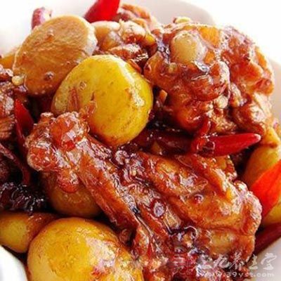 板栗先泡水1小時，用牙簽挑除縫內粗膜，洗淨後裝在大碗內