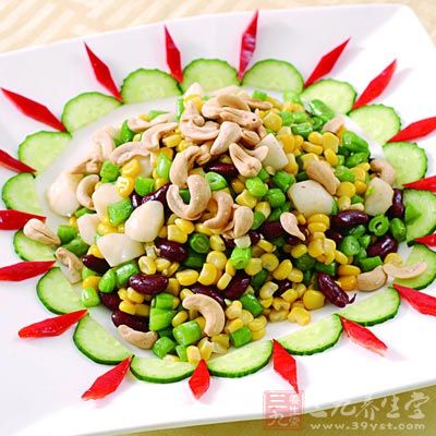 大白菜洗淨，切大片，用2大匙油炒軟後，先放入炖盅內