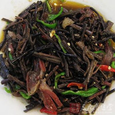 自制干蕨菜用涼水浸泡約5～6個小時