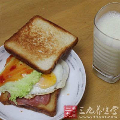 其中的面包建議選擇全麥面包，以便攝入更多的纖維，既可以降低血脂