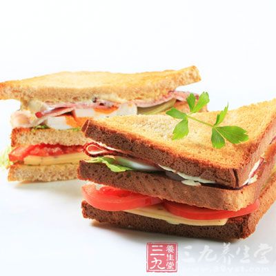 這兩種食品都是由肉、蔬菜和面包構成的