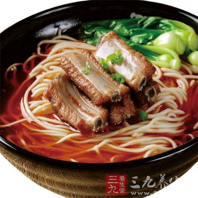 排骨、海帶九成熟時，把面條放入繼續煮至排骨、面熟放入少許食鹽即可