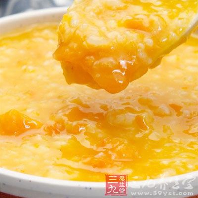玉米渣煮到半熟時，把南瓜塊放入一起煮，直到南瓜熟、粥熟變稠
