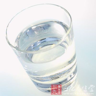 早餐前應先喝水，人經過一夜睡眠，從尿、皮膚、呼吸中消耗了大量的水分和營養