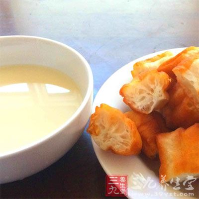 相比較為西化“牛奶加雞蛋”，中國傳統“油條加豆漿”受到更多人喜愛