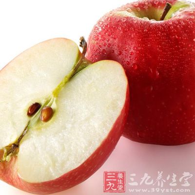 用蘋果搾汁喝,對治療嗓子嘶啞、預防干咳嗽有一定的作用 用蘋果搾汁喝,對治療嗓子嘶啞、預防干咳嗽有一定的作用