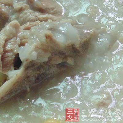 豬排骨150克,黃豆50克,鹽、蔥、姜、味精適量 豬排骨150克,黃豆50克,鹽、蔥、姜、味精適量