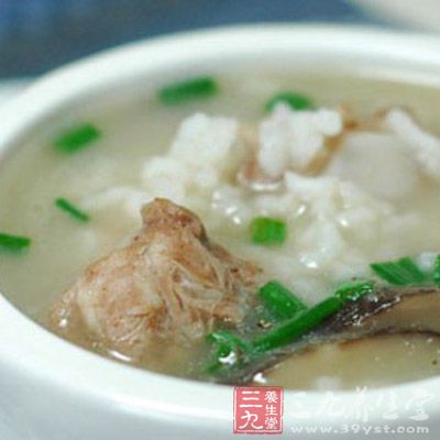 大米100克,小排骨200克,松花蛋半個 大米100克,小排骨200克,松花蛋半個