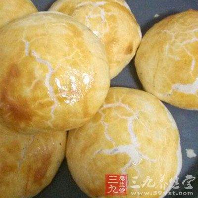 低粉200克、白砂糖40克、水100克左右、黃油40克 低粉200克、白砂糖40克、水100克左右、黃油40克