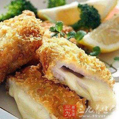 大蝦洗淨,去除蝦線。只取蝦肉,其余全部去掉,放入攪拌機,攪打成蝦泥 大蝦洗淨,去除蝦線。只取蝦肉,其余全部去掉,放入攪拌機,攪打成蝦泥