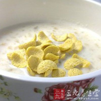 粳米洗淨,用冷水浸泡半小時,撈出,瀝干水分 粳米洗淨,用冷水浸泡半小時,撈出,瀝干水分