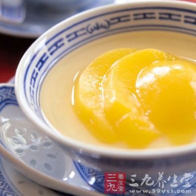先將鮮板栗用刀縱向斬一刀,放在沸水鍋內煮5分鐘 先將鮮板栗用刀縱向斬一刀,放在沸水鍋內煮5分鐘