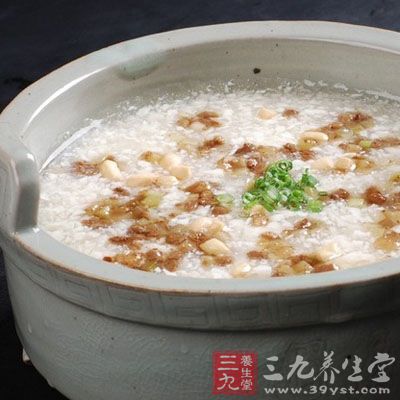 將雞脯肉洗淨,剔去粗筋,剁成極細的蓉泥 將雞脯肉洗淨,剔去粗筋,剁成極細的蓉泥