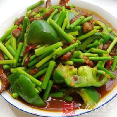 甜椒蒜苔(蒜苔100克,甜椒150克。植物油4克) 甜椒蒜苔(蒜苔100克,甜椒150克。植物油4克)