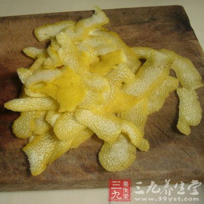 將柚子在熱水中浸泡5分鐘左右，並洗淨擦干