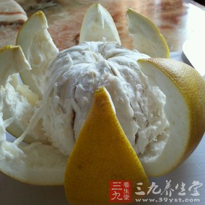 鍋中放入水和冰糖，燒開後，放入柚子肉的四分之一柚子皮先煮一下