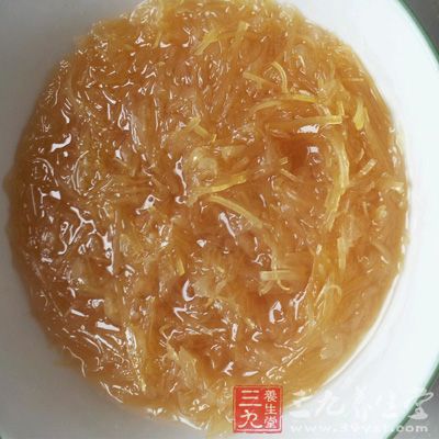 取約四分之一的柚子皮，切成細絲，剝出所有的柚子肉備用