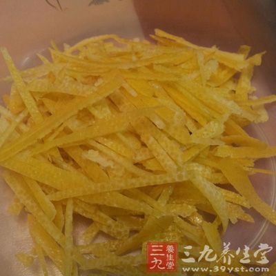 把帶柚子皮的部分用鹽腌十五分鐘，再用清水沖洗，主要是為了去苦味