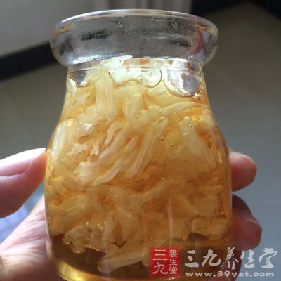 再煮鍋裡加入冰糖粉末，攪拌均勻
