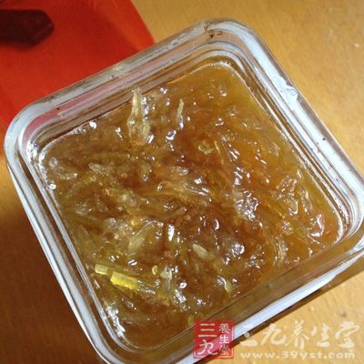 果醬程序結束後,加入250克蜂蜜並攪拌均勻