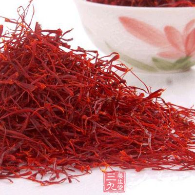 在茶葉中放些藏紅花，能增加藏紅花的巨噬功能
