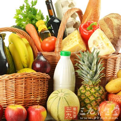 中醫則重視“天人合一”，“藥食同源”等，強調食物包括水果的性味