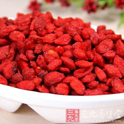 枸杞以熱水泡軟,加入打散的雞蛋液中 枸杞以熱水泡軟,加入打散的雞蛋液中