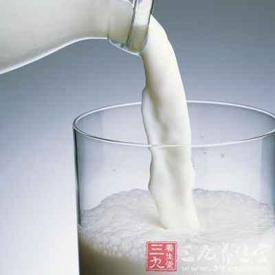 牛奶,馍夾肉,蘋果 牛奶,馍夾肉,蘋果