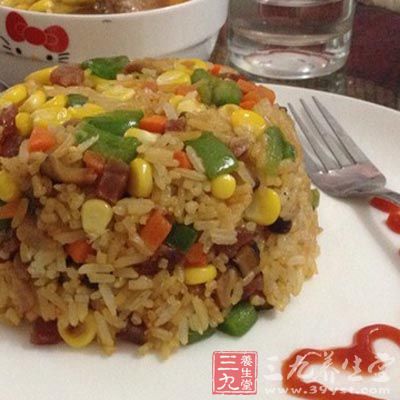 五彩炒飯+番茄雞蛋湯+草莓 五彩炒飯+番茄雞蛋湯+草莓