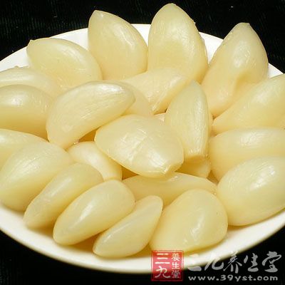 將小蔥半棵，蒜1瓣和姜1片切成末