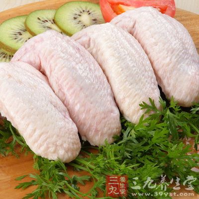 雞翅，放孜然和辣椒粉