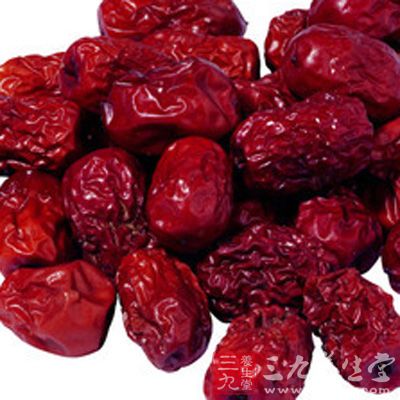 大棗洗淨(剖開)備用
